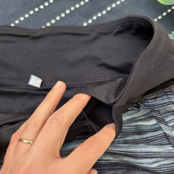 Lululemon Run Times Short 4 Way Stretch 4" Size 8 - Picture 4 of 7